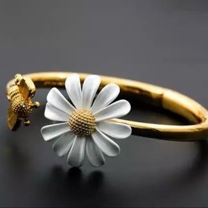 Precious Pansy Flex Cuff Daisy Flower bee bracelet gold